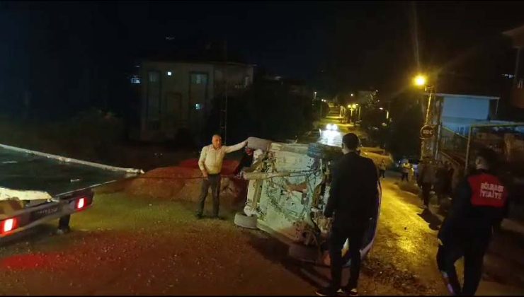 Kum yığınına çarparak devrilen otomobil sürücüsü yaralandı  – Videolu Haber