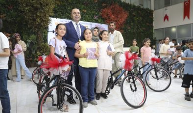 Karaköprü’de en çok kitap okuyan öğrenciler bisikletle ödüllendirildi  – Videolu Haber
